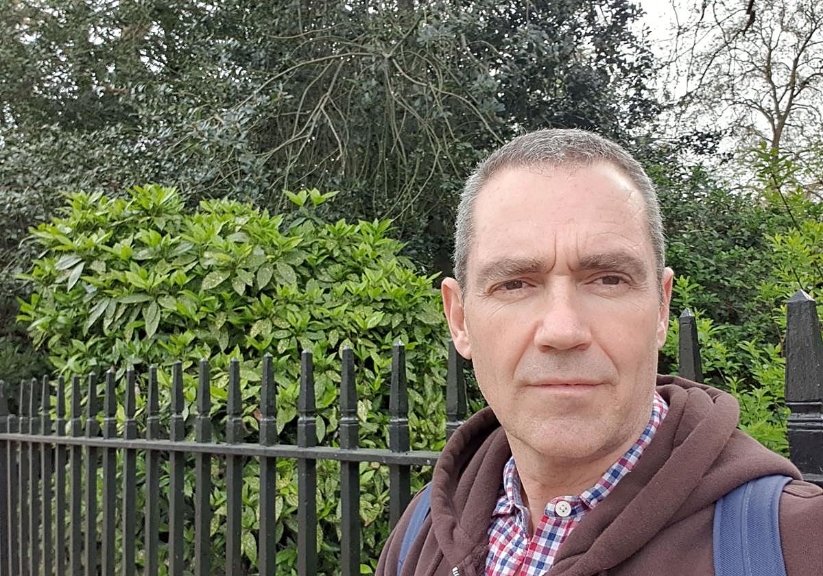 Ignacio Labayen de Inza vive en Londres desde donde atiende a víctimas de todo el mundo.