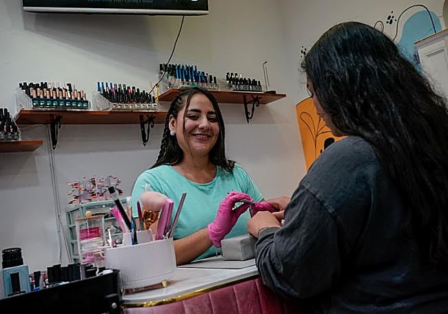 Natalia Sotto posa mientras atiende a una de sus clientas.