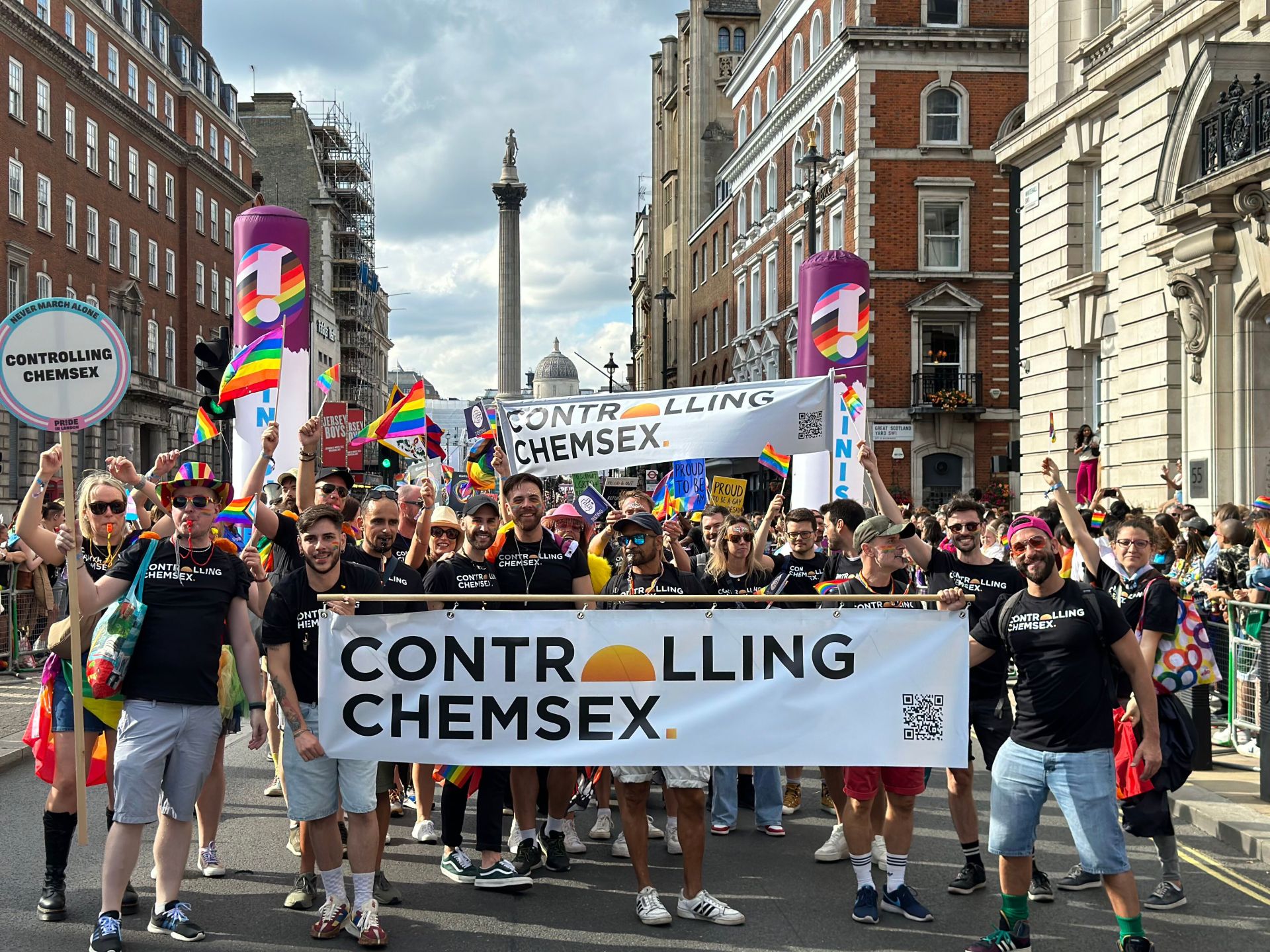 Miembros de la ONG en una marcha del 'Orgullo'.