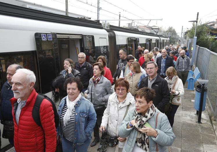 Debido a la huelga de autobuses, los visitantes han optado por acudir a Gernika en tren.