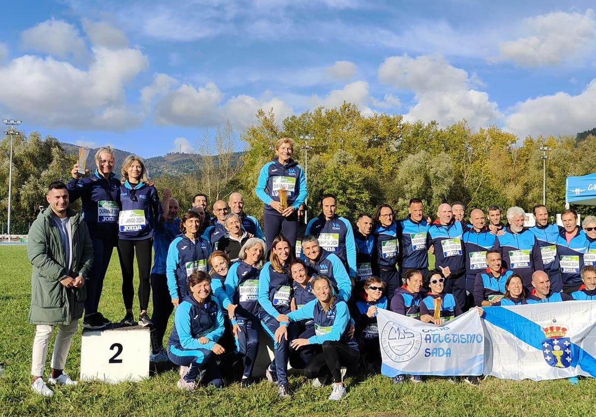 El equipo campeón posa en lo más alto del podio junto al concejal de Deportes, Iker Txertudi.