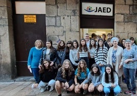 El alumnado de 3º de ESO del instituto Juan Orobiogoitia acude una vez a la semana a las instalaciones de la asociación para acompañar a las personas voluntarias, repartiendo los alimentos recibidos y preparando los paquetes para su posterior distribución