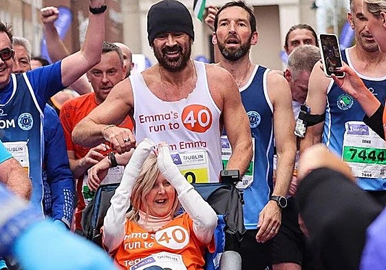 Colin Farrel y Emma Fogarty a su llegad a la meta del maratón Irish Life de Dublín