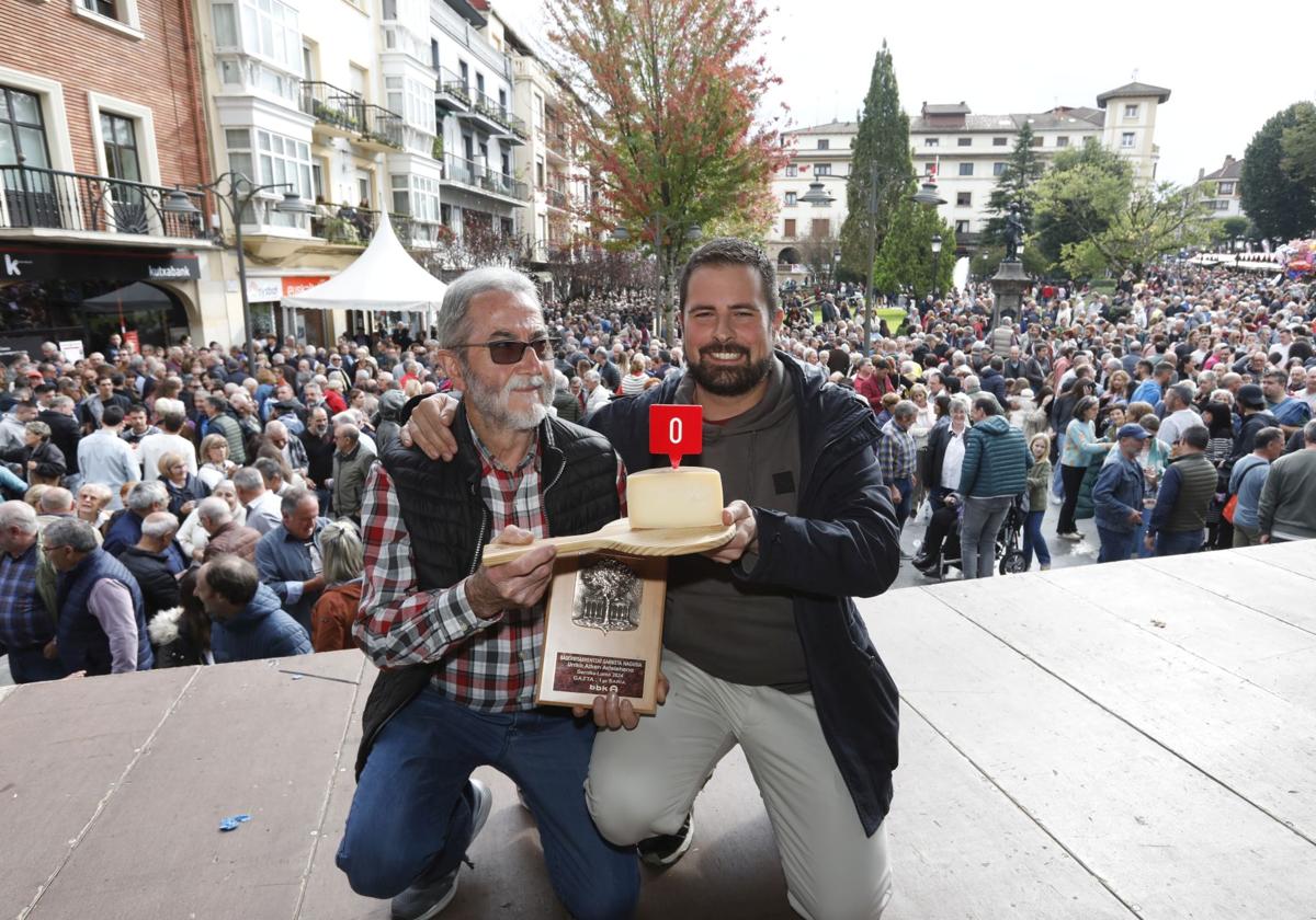 La subasta del medio queso ganador de Gernika alcanza su récord: 8.000 euros