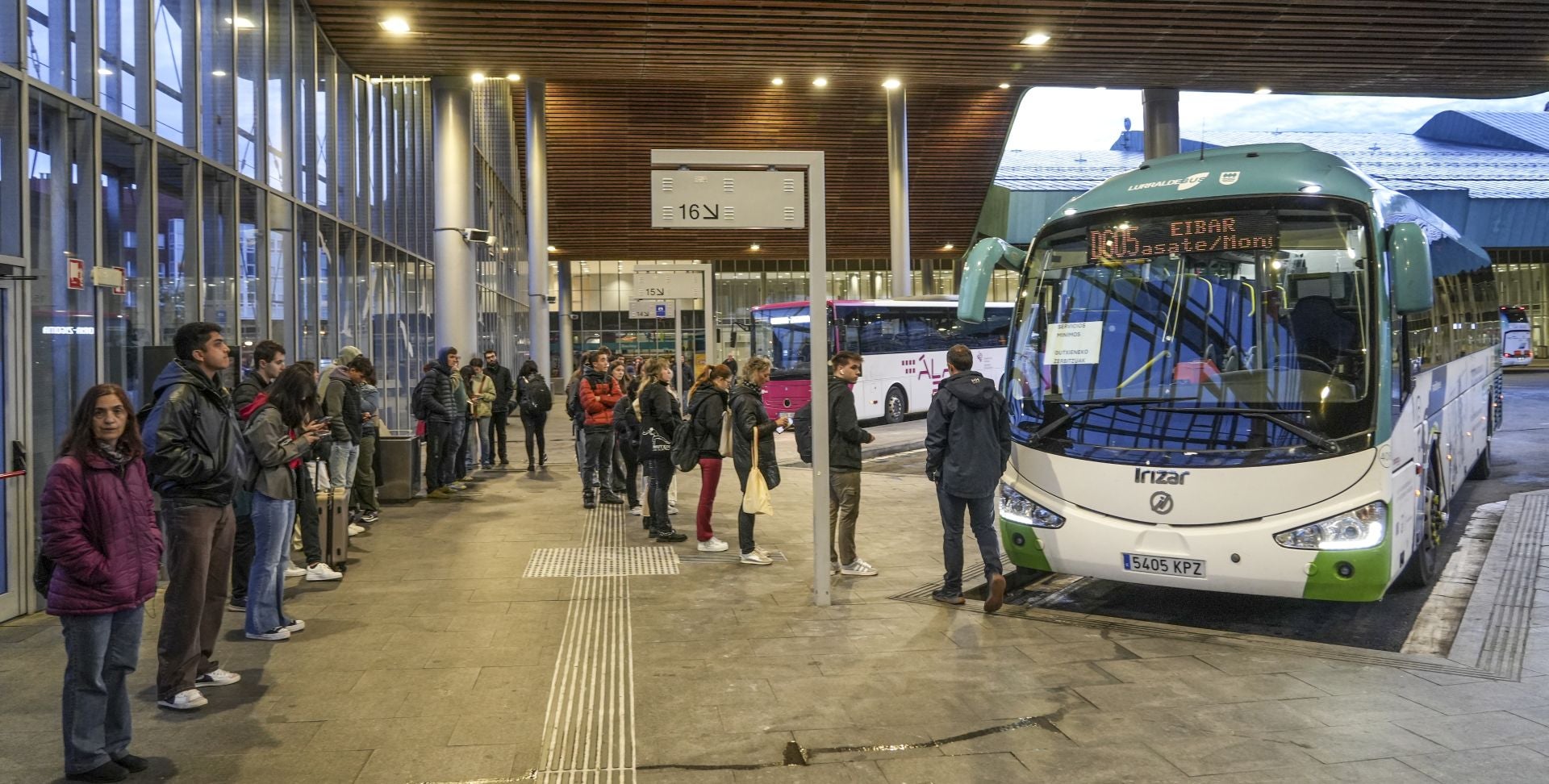 La huelga del transporte de viajeros en Álava, en imágenes