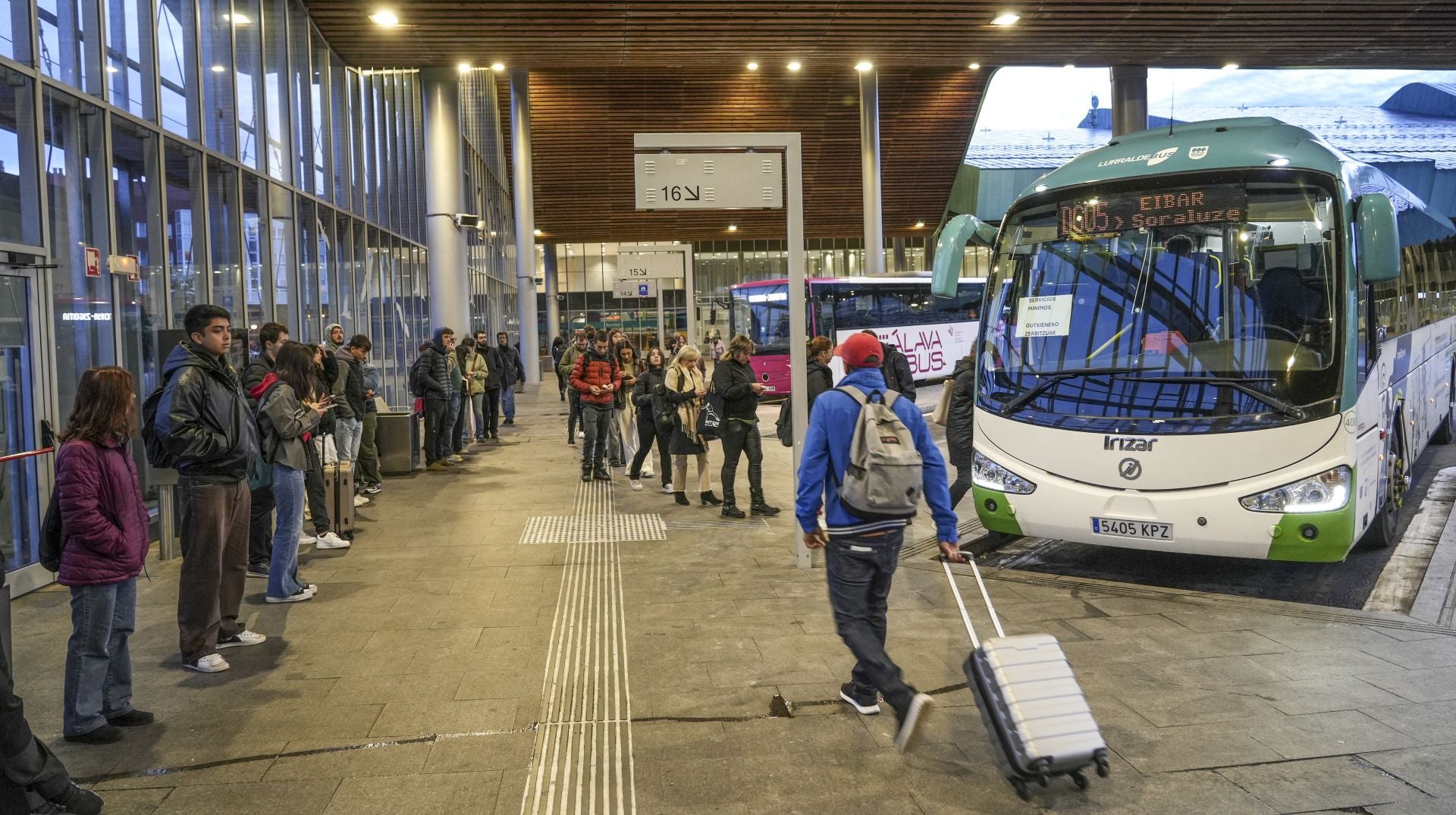 La huelga del transporte de viajeros en Álava, en imágenes