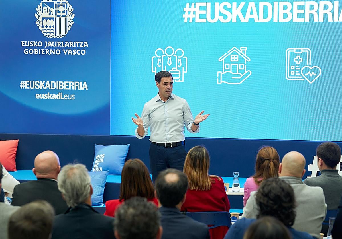 El lehendakari, Imanol Pradales, en una comparecencia este lunes en Lehendakaritza.