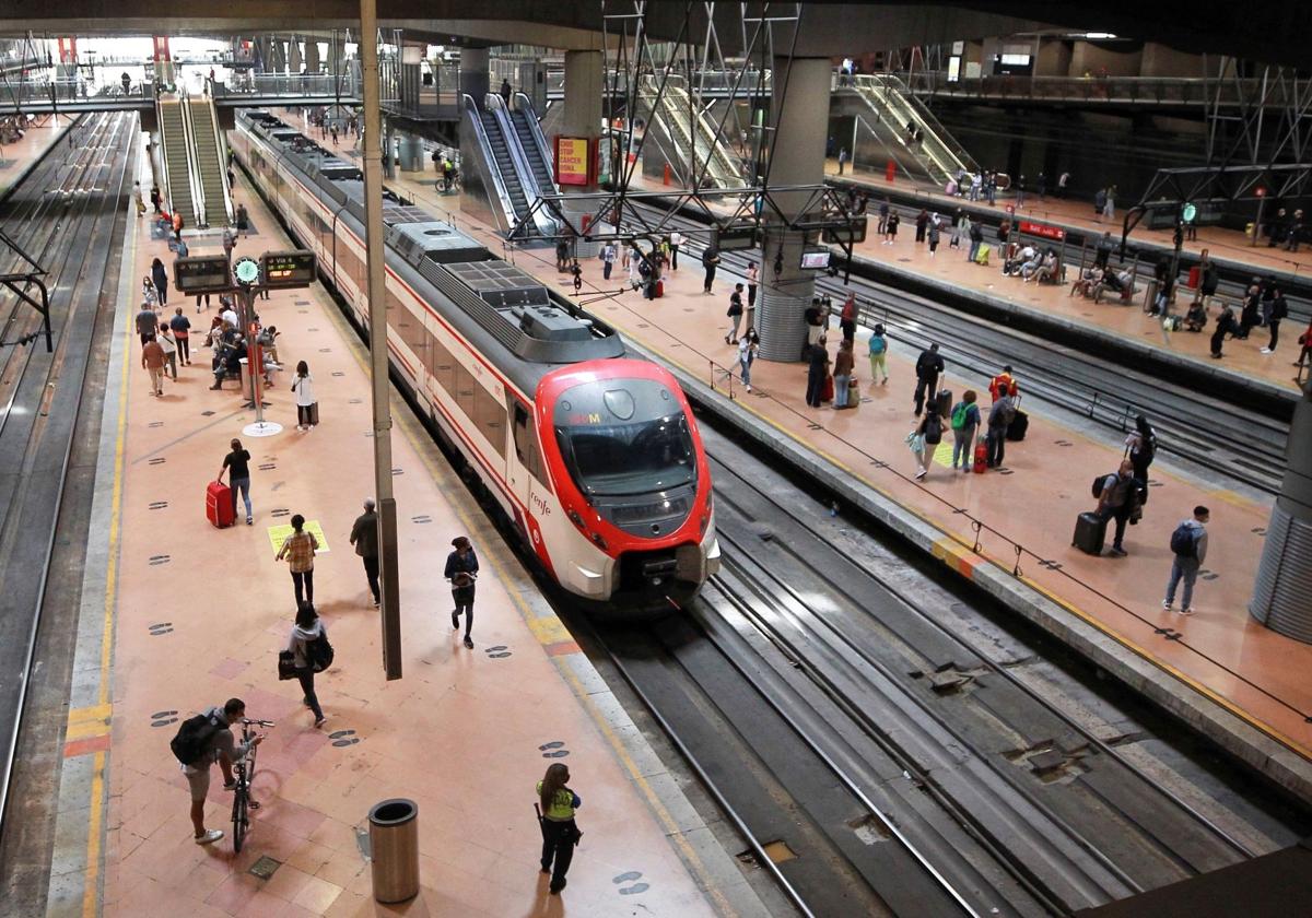 Un maquinista de Renfe se jubila y se despide por megafonía: «He aprendido que el tren no solo conecta ciudades»