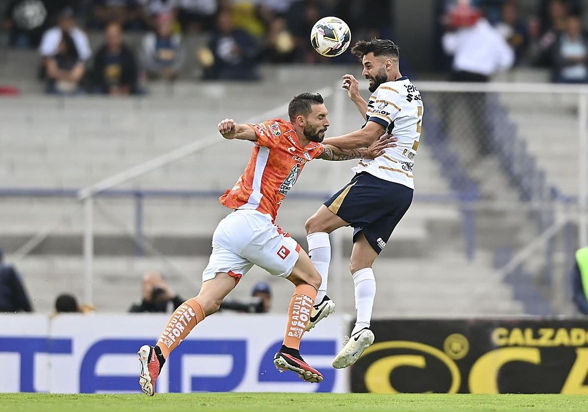 Duarte, con la camiseta de Pumas, cabecea el balón ante el también exalbiazul Borja Bastón, del Pachuca.