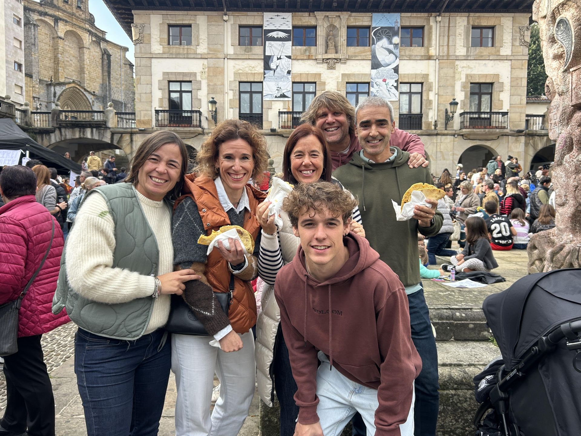 Lore, Izaskun, Diana, Ibon, Jon e Iker, gernikenses, no perdonan el talo. «Las colas son rápidas. Es un día para disfrutar del talo con chorizo y el txakoli. Lo pasamos con los amigos y con los niños. Algunas han madrugado para ver bien los puestos a primera hora, pero otros hemos dormido bien y hemos venido hace un par de horas», cuentan.