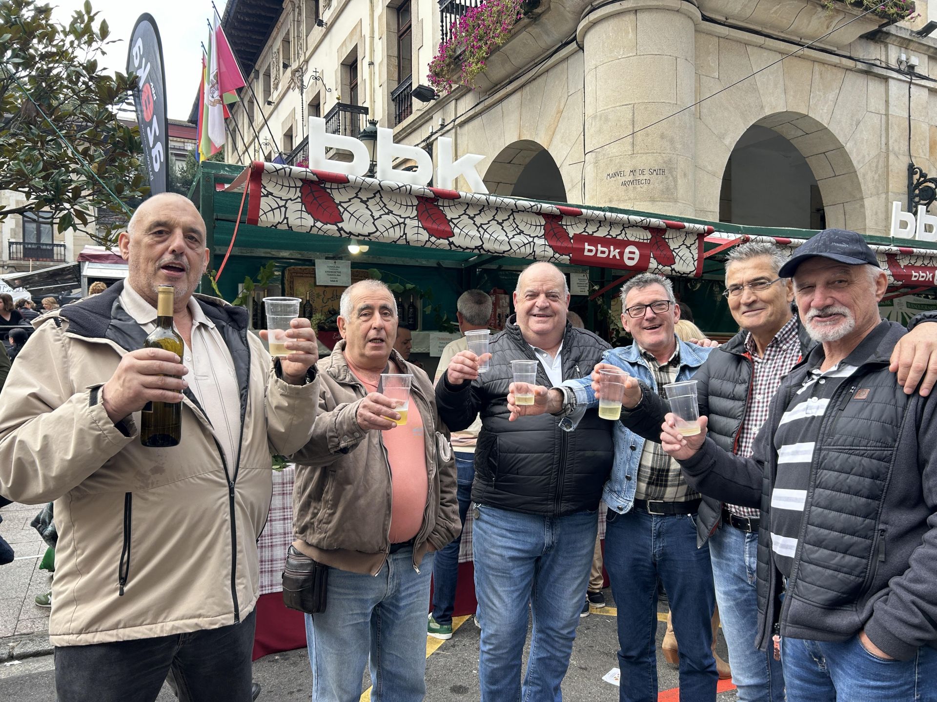 Luisfe, Juanto, Josemi, José Antonio, Marce y José Alberto han venido de Mungia, Leioa, Bilbao y Santurtzi para pasar de un día diferente con los amigos. «Tenemos la fecha apuntada en el calendario para venir siempre. Disfrutamos mucho del agro vasco. Venimos a esta fiesta desde hace más de veinte años. Tenemos un día completo por delante».