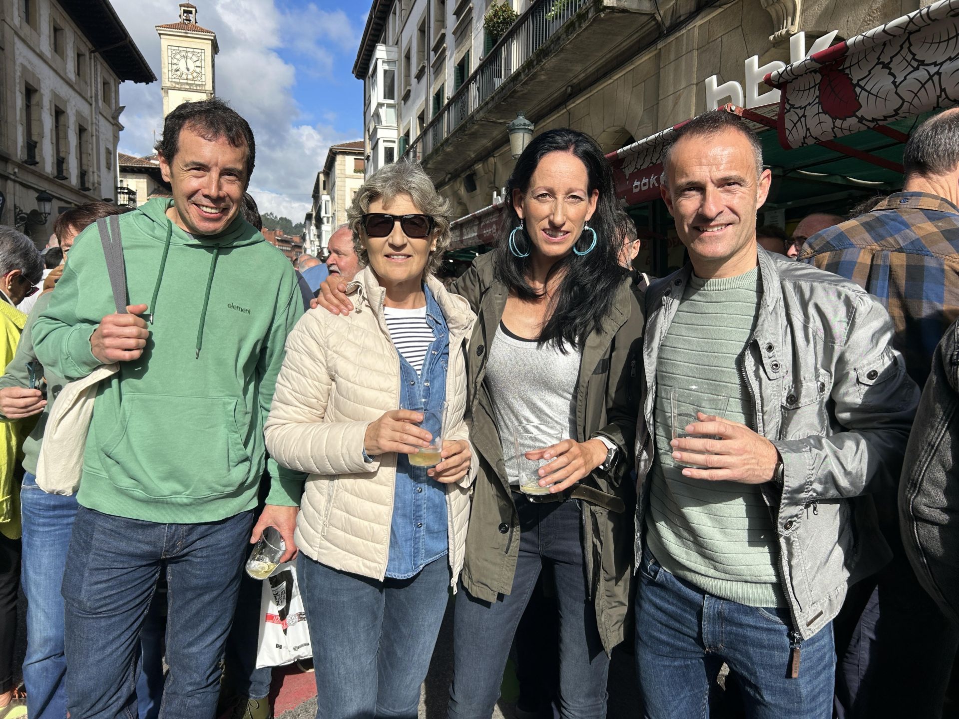 Egoitz, Mari Feli, Alazne y Beñat vienen de Gernika, Mungia, Amorebieta y Otxandio. «Es un día para disfrutar, para reencontrarse y saludar a la gente. Destacamos el ambiente y los puestos. Hay gente a la que solo ves aquí, es el punto de encuentro y pedimos el día libre en el trabajo. No podemos faltar».