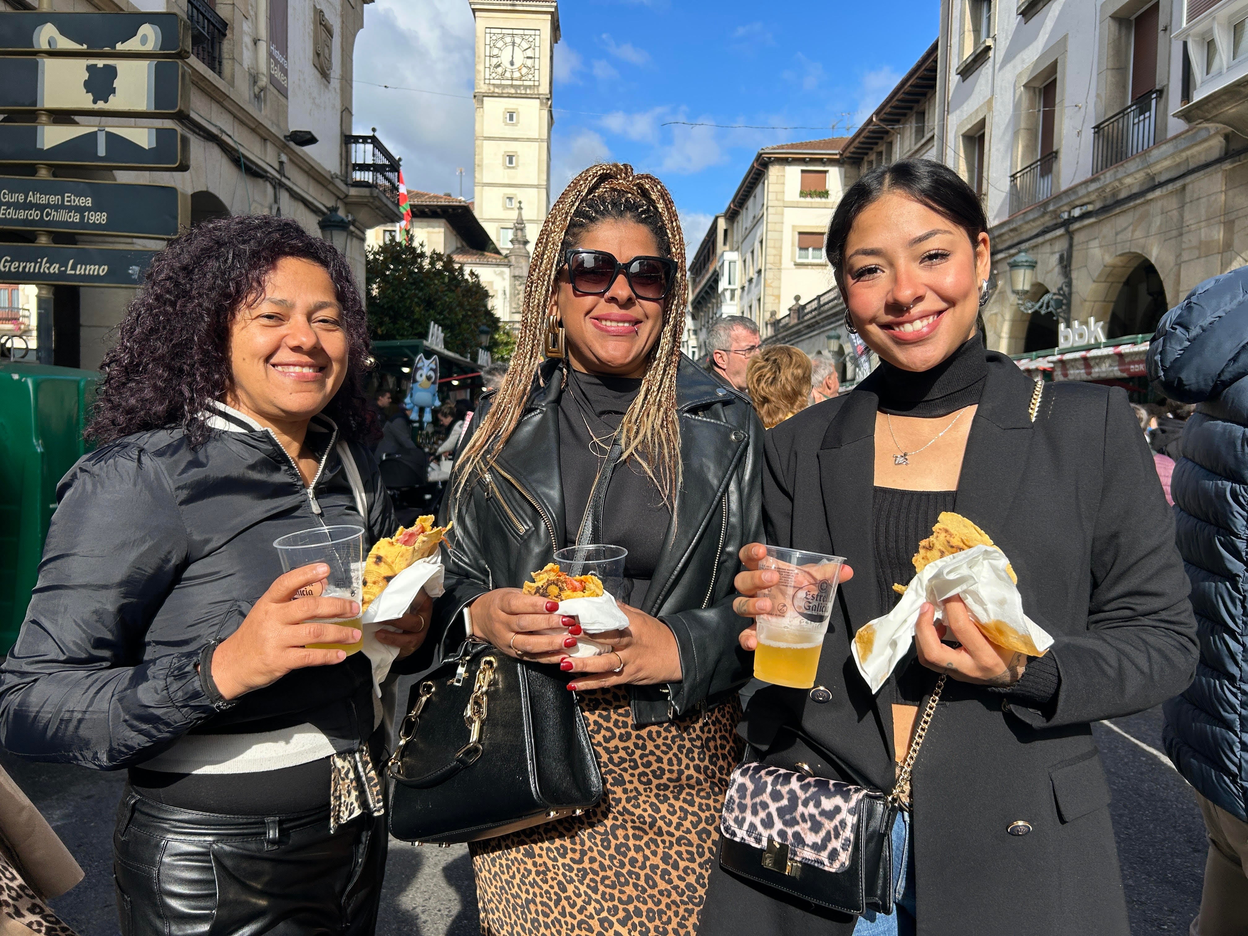 Micleane, Miclea y Laryssa vienen desde Bermeo para disfrutar de la feria. «Venimos todos los años en familia y luego nos juntamos con las amigas. Lo que no puede faltar es el talo y la sidra. Nos han avisado de que en uno de los puestos había menos cola y allí hemos ido», cuentan.