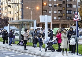 La espera de los autobuses durante la anterior huelga de Tuvisa.
