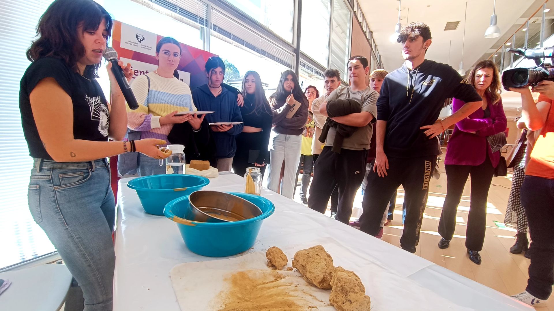 Escolares en un taller impartido el pasado año en el centro Clara Campoamor.