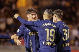 Stoichkov y Pica celebran con Egoitz el 0-1 ante el Compostela.