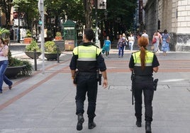 Agentes de la Policía Municipal pasean por la Gran Vía de Bilbao