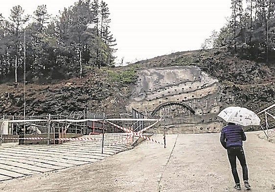 El emboquille del túnel que tenía que haberse empezado ya a horadar en Usansolo, en un tajo en el que no hay nadie