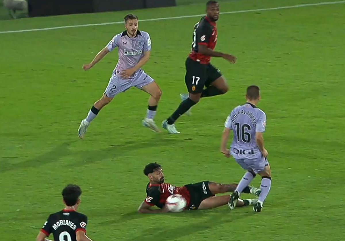 La revisión del VAR que dejó sin roja una dura entrada sobre Galarreta: «Me parece accidental»