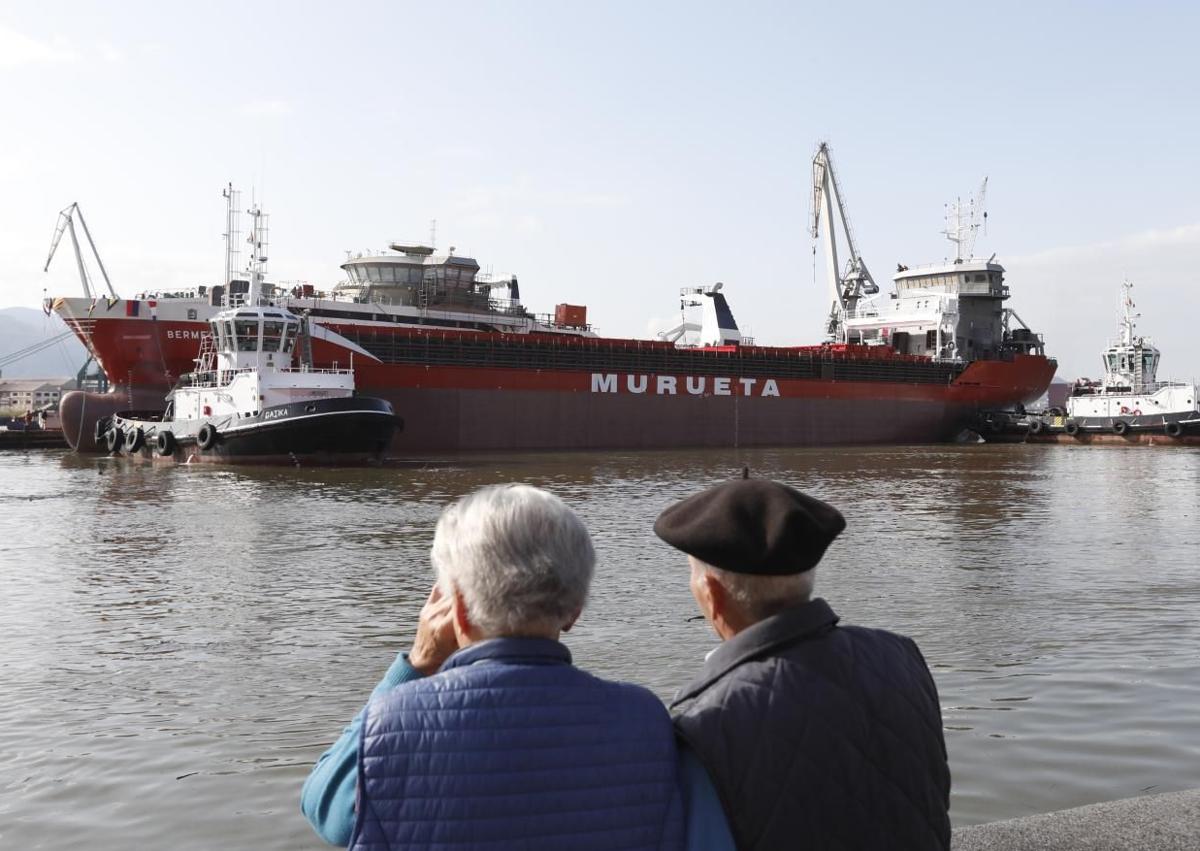 Imagen secundaria 1 - Astilleros de Murueta bota en Erandio el carguero 'Bermeo NM', que navegará por Europa y el norte de África