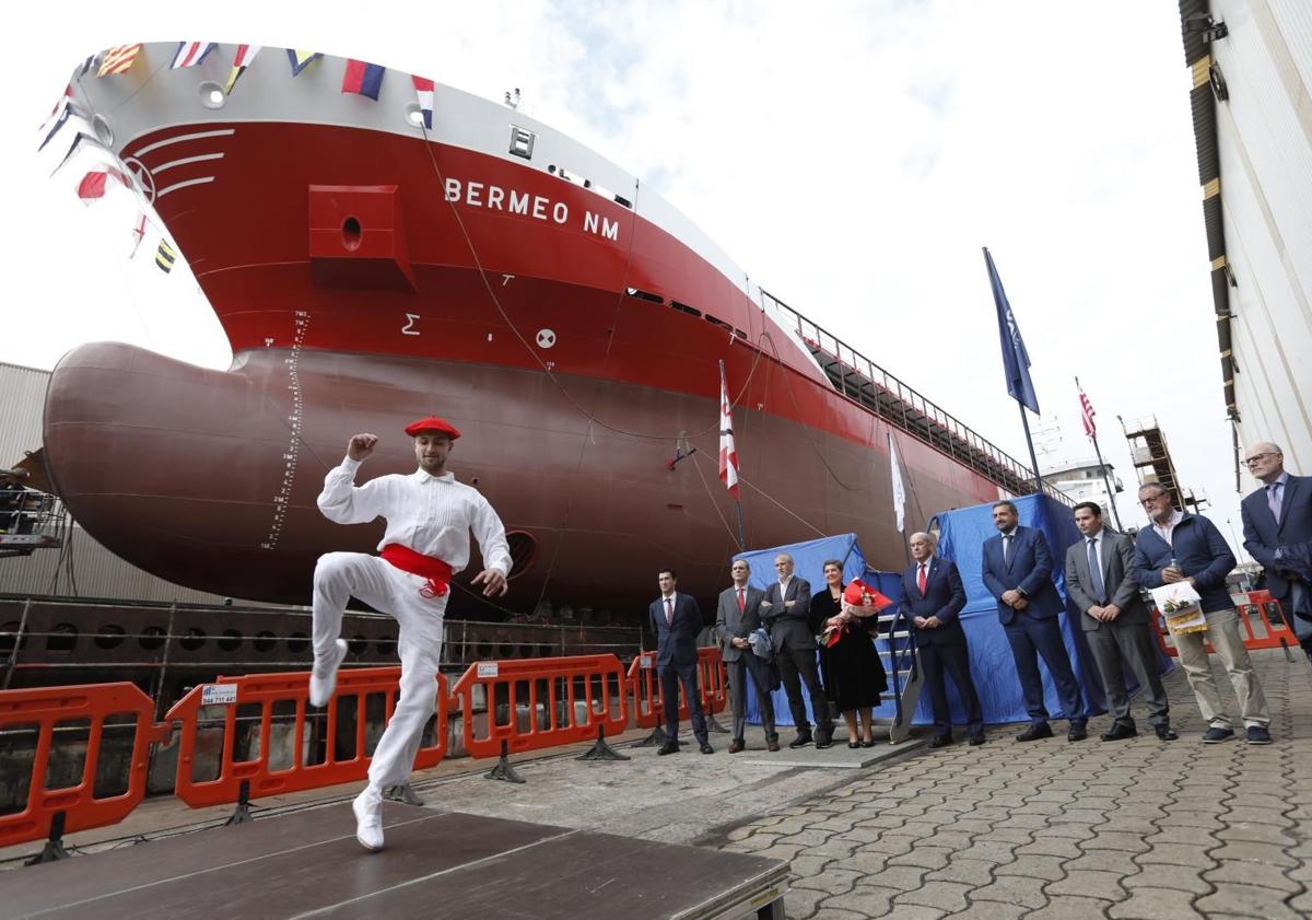 Imagen principal - Astilleros de Murueta bota en Erandio el carguero 'Bermeo NM', que navegará por Europa y el norte de África