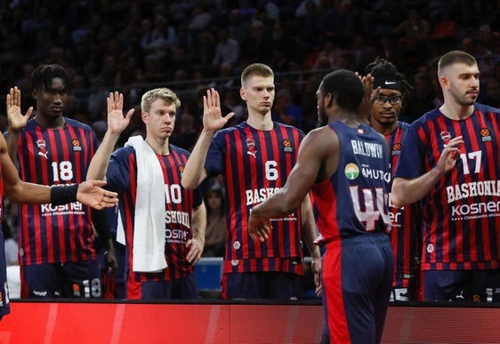 Kamar Baldwin choca manos con sus compañeros en el banquillo tras ser sustituido durante el último choque de Euroliga frente al Alba Berlín.