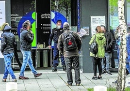 Ciudadanos aguardan a las puertas de una oficina de Lanbide.