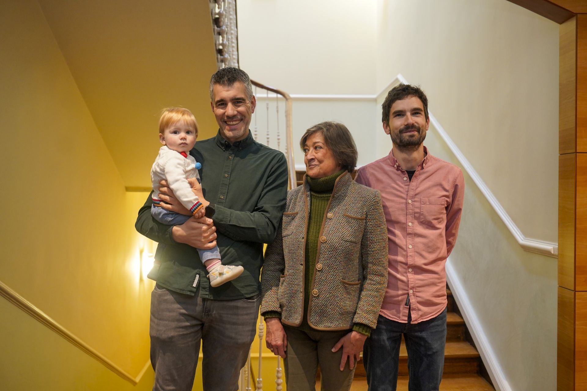 Óscar Sanz sostiene a la pequeña Miren junto a Eva Duarte y Alberto García.