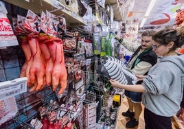 Clientes buscan elementos de Halloween en una tienda de disfraces.