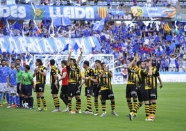 Los jugadores del Barakaldo saludan a su afición en el partido que jugaron en Lleida en 2016.