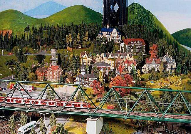 Detrás de la estación Berliner Tor comienzan las montañas Harburg un idílico distrito de la seda en esta ciudad de escala 1 87.