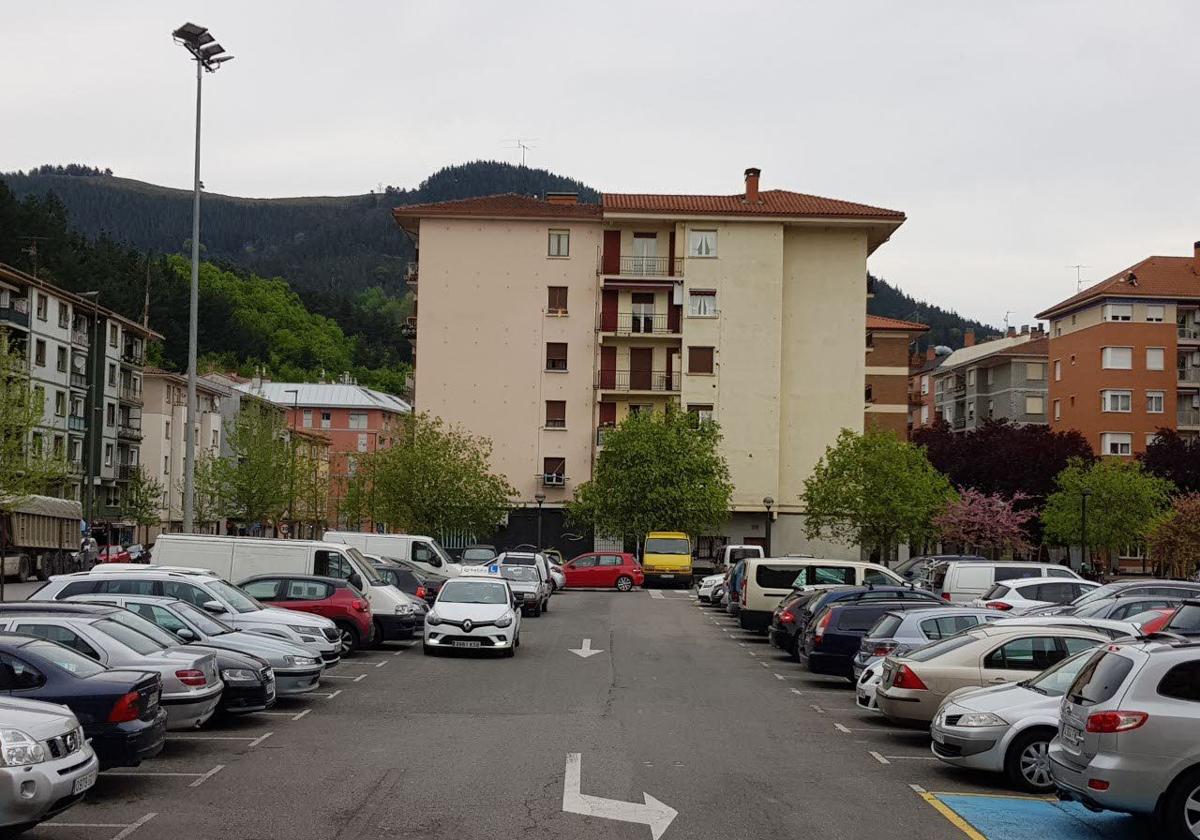 El parking de la escuela de FP, uno de los pocos existentes en Llodio.