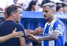 Stoichkov saluda al banquillo albiazul en un partido previo jugado en Mendizorroza.