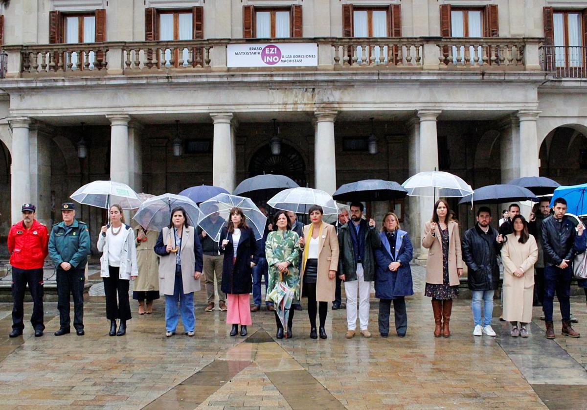 Minuto de silencio en la plaza de España de Vitoria.