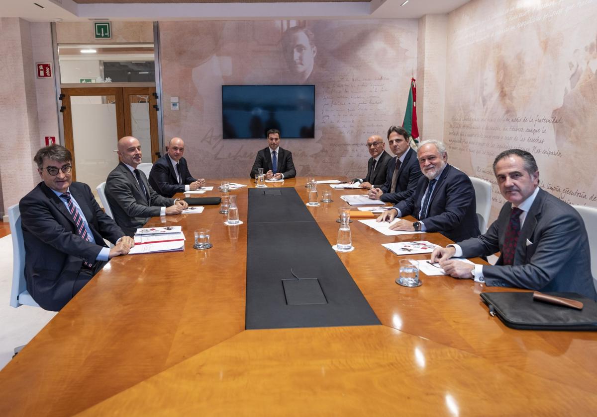 El lehendakari Imanol Pradales presidiendo el encuentro con los representantes de las cámaras vascas.