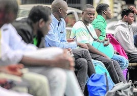 Un grupo de migrantes ajenos a esta información, en la plaza Doctor Fleming de Bilbao.