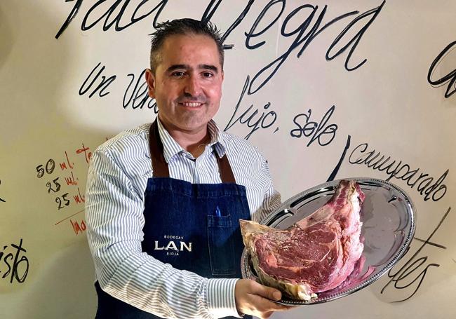 Andoni Mier, que se hizo cargo del restaurante asador Sukalde a finales del pasado año, posan con un chuletón de dos kilos de peso.