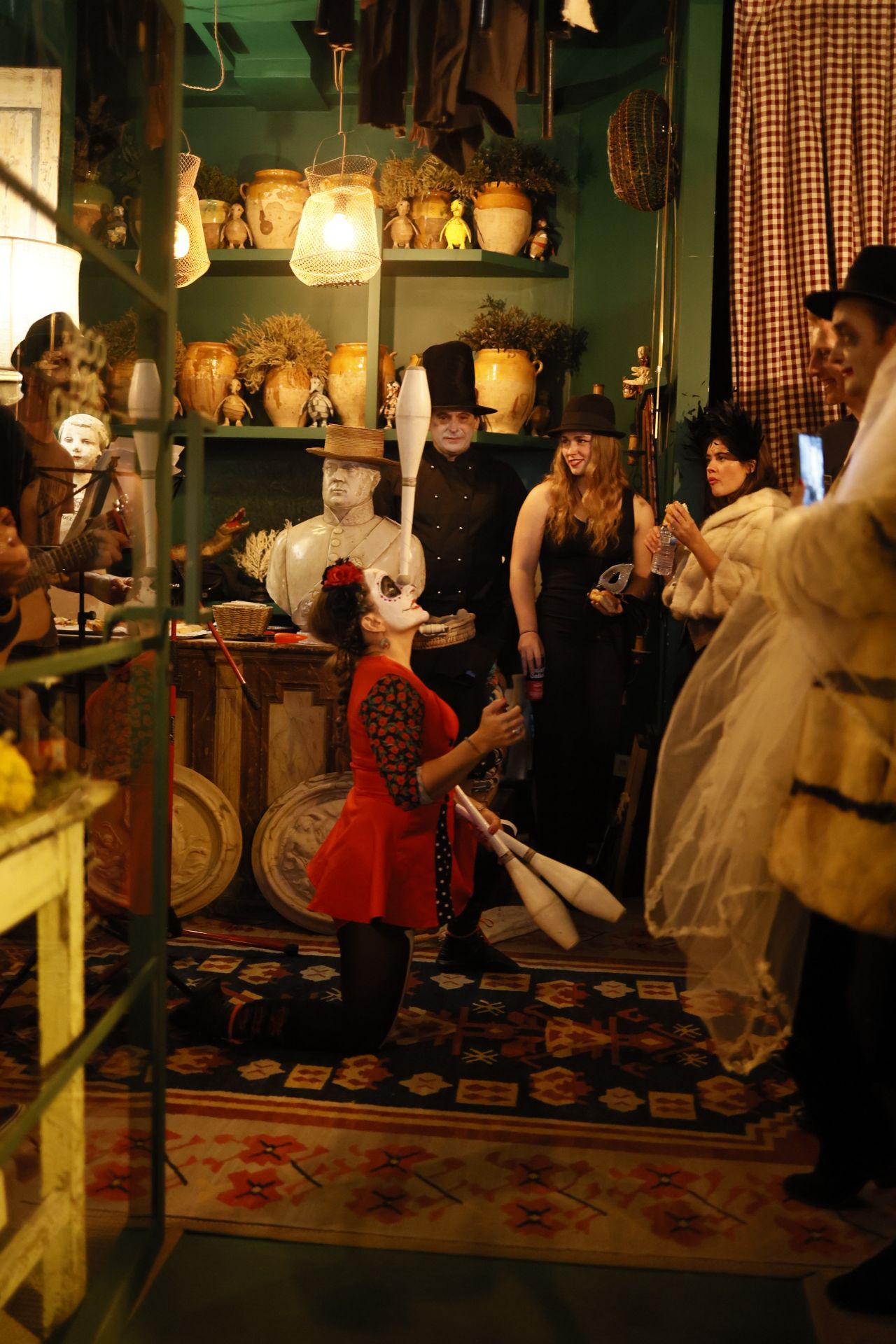 Concierto, malabarista en bicicleta, picoteo de muerte, disfraces... la sorprendente fiesta de Halloween de una tienda de Bilbao