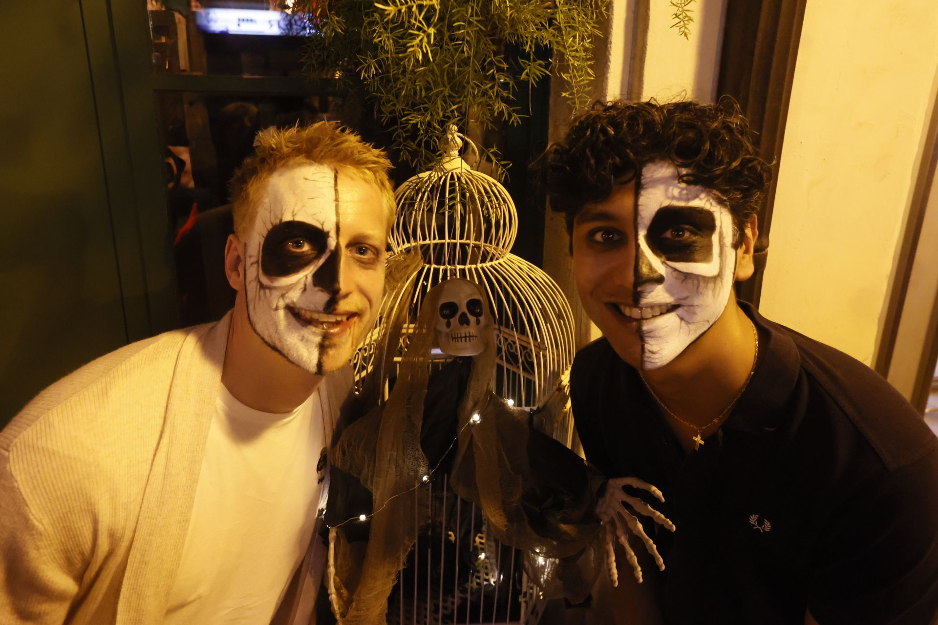 Concierto, malabarista en bicicleta, picoteo de muerte, disfraces... la sorprendente fiesta de Halloween de una tienda de Bilbao