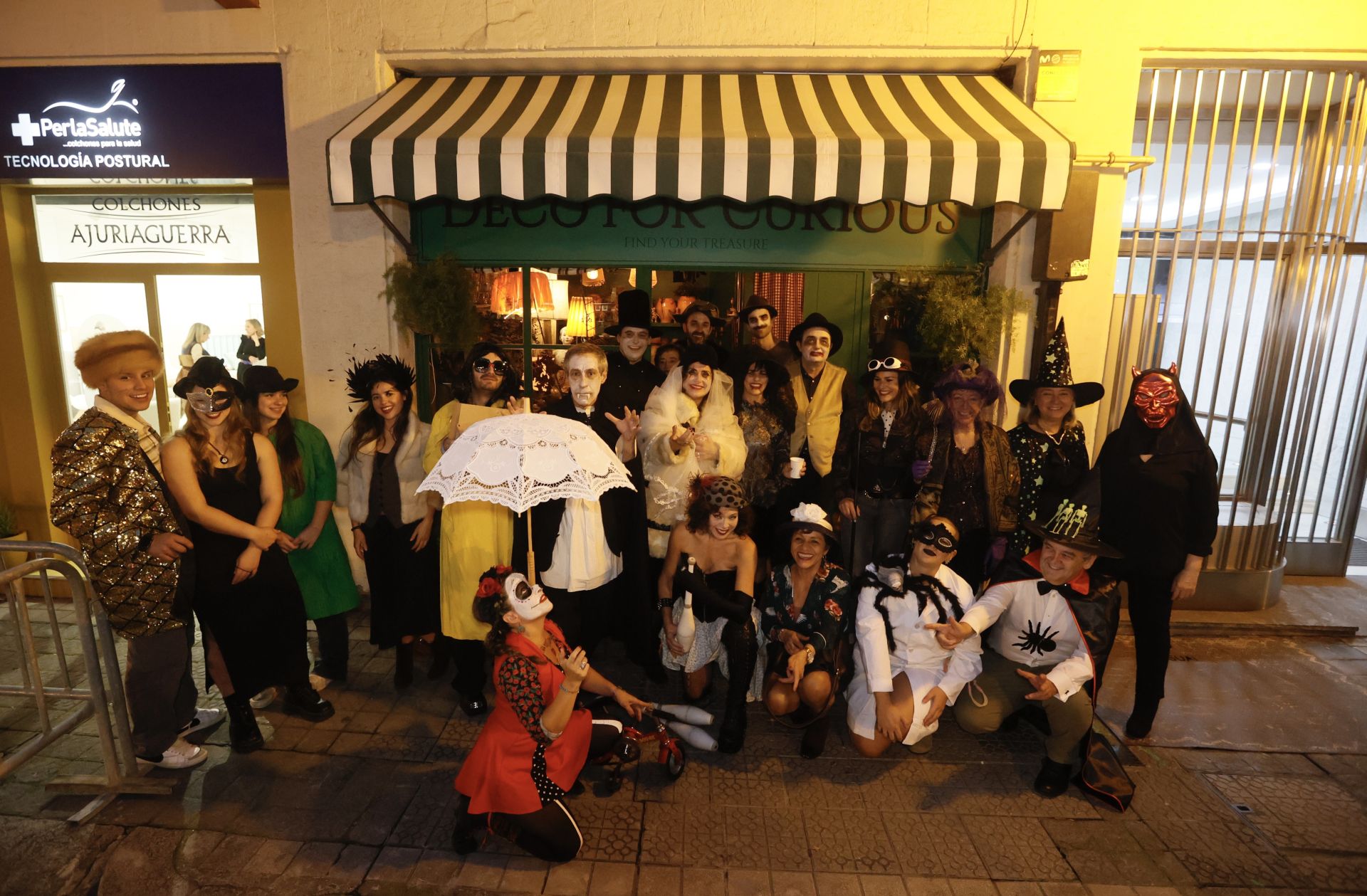 Concierto, malabarista en bicicleta, picoteo de muerte, disfraces... la sorprendente fiesta de Halloween de una tienda de Bilbao