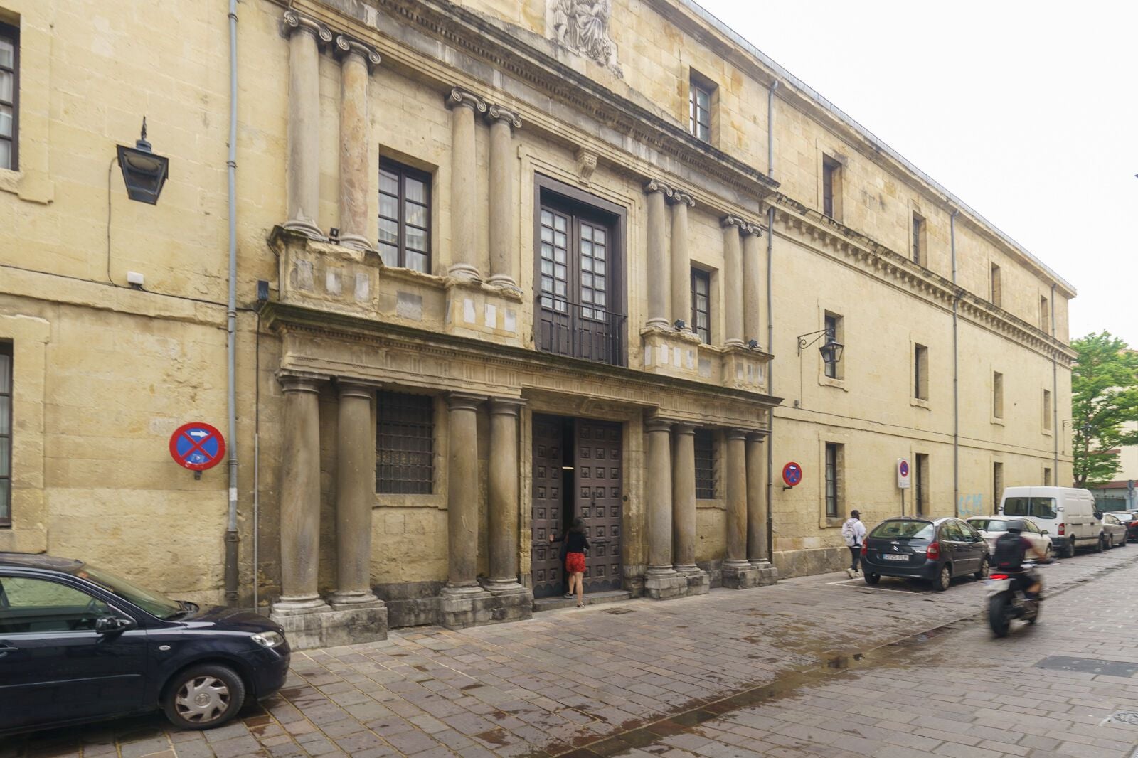 Entrada al antiguo hospicio en la calle San Vicente de Paúl donde se prevé abrir un ambulatorio