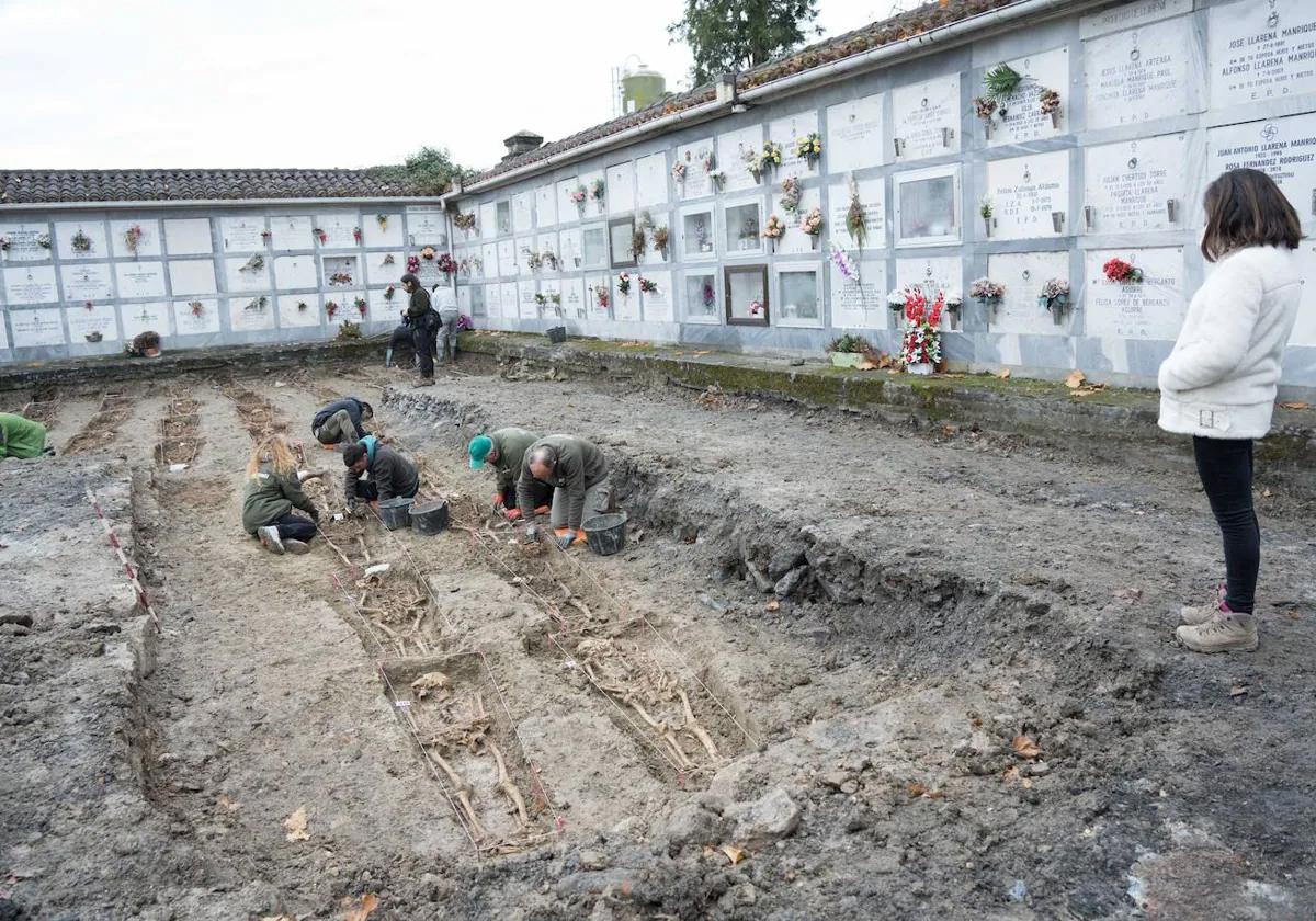 Varios técnicos realizan labores de exhumación en el cementerio de Orduña