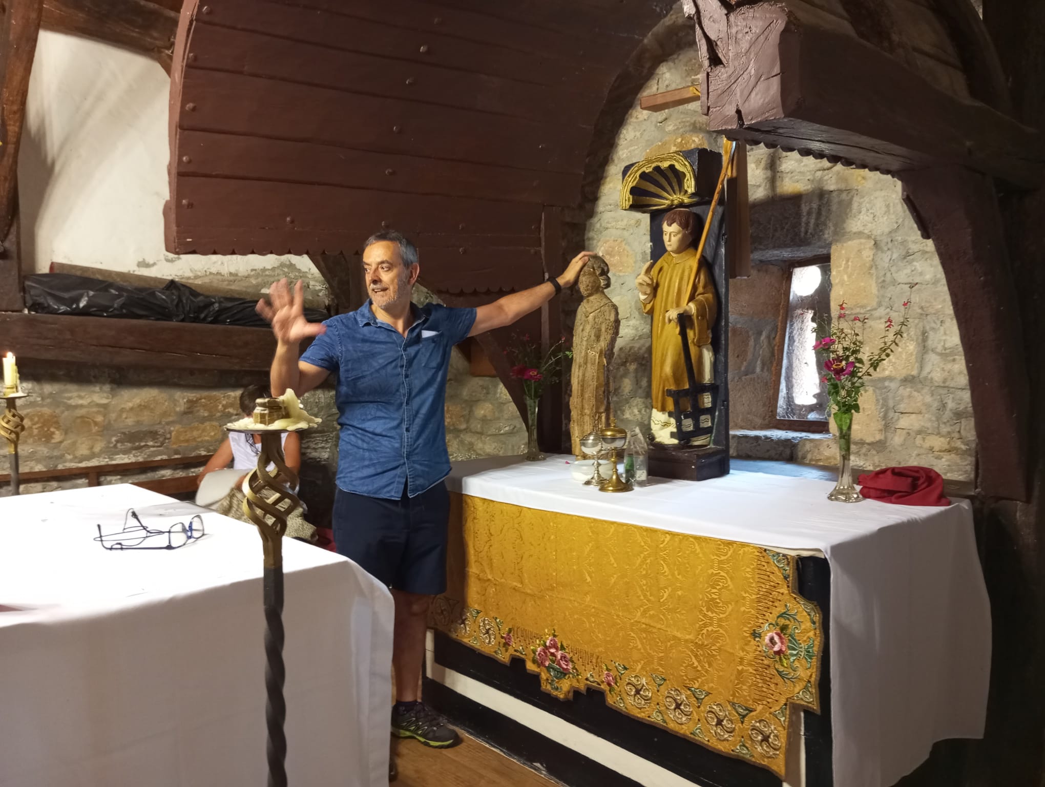 El historiador Jesús Muñiz destaca el valor de la talla medieval policromada de San Lorenzo que se va a restaurar.