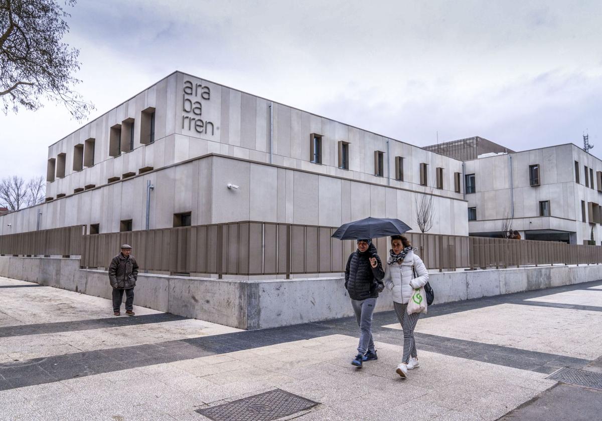 Imagen exterior del centro Arabarren, ubicado en el barrio de Lakua.