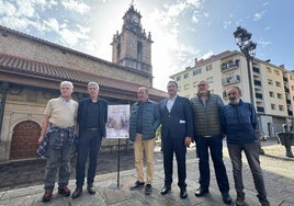 El alcalde de Balmaseda, Alfonso San Vicente, junto a José Ángel Ramón, concejales y miembros de la organización del evento.