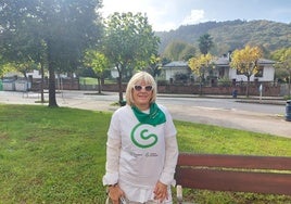 Besi Carreto, con la camiseta y el pañuelo conmemorativo de la asociación contra el cáncer.