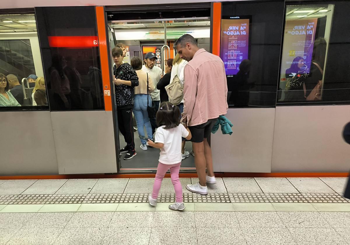 Viajeros entrando en una vagon del metro de Bilbao.