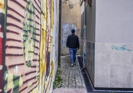 Pasaje de Eulogio Serdán que conecta con el parking del centro cívico Aldabe.