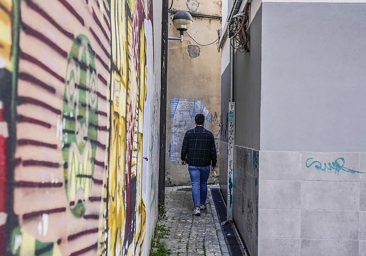 Pasaje de Eulogio Serdán que conecta con el parking del centro cívico Aldabe.