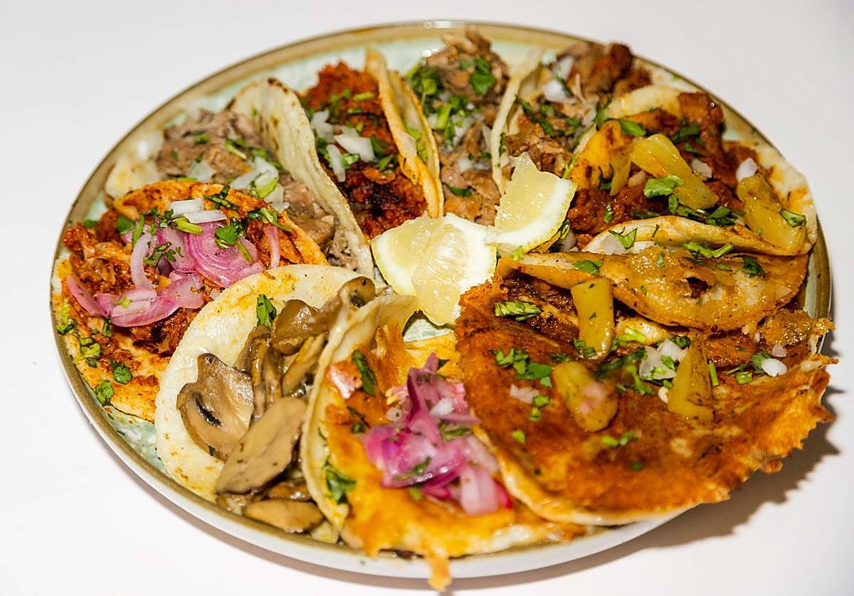 David de Jorge nos lleva a comer 'quesabirrias' con micheladas